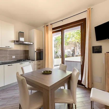 Air-conditioned With Garden And Private Parking Apartament Badesi