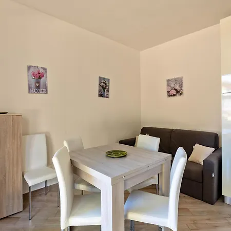 Апартаменты Air-conditioned With Garden And Private Parking *