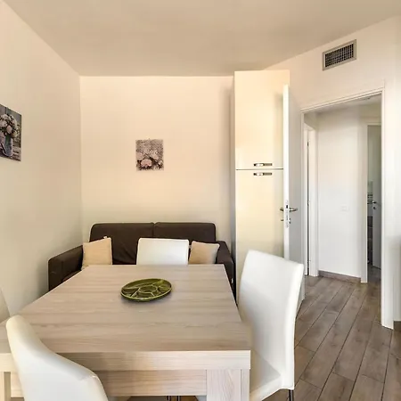 Air-conditioned With Garden And Private Parking