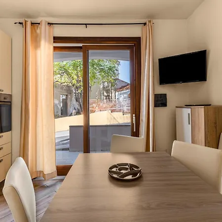 Air-conditioned With Garden And Private Parking Бадеси
