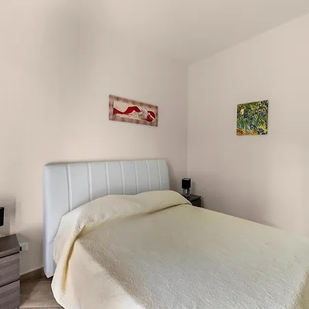 Air-conditioned With Garden And Private Parking *
