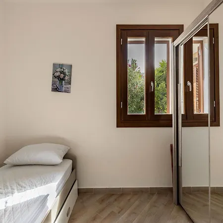 Air-conditioned With Garden And Private Parking