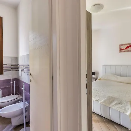 Air-conditioned With Garden And Private Parking *