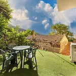 Air-conditioned With Garden And Private Parking
