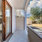 Air-conditioned With Garden And Private Parking *