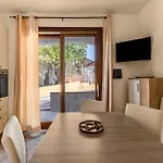 Air-conditioned With Garden And Private Parking バデージ