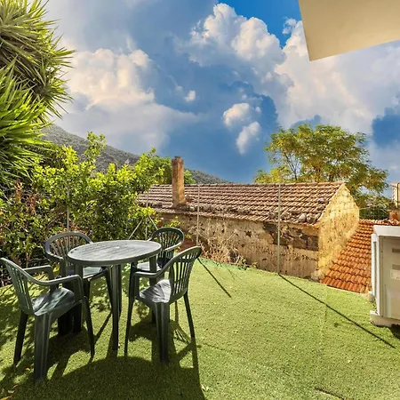 Air-conditioned With Garden And Private Parking