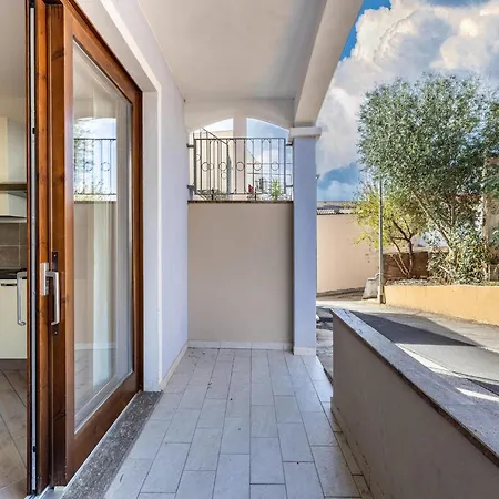 Air-conditioned With Garden And Private Parking *