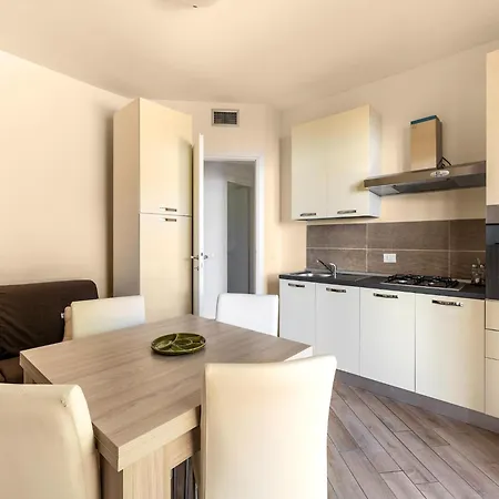 Air-conditioned With Garden And Private Parking דירה באדזי