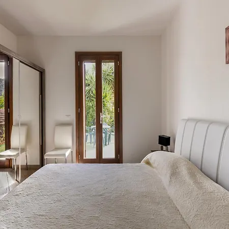 Air-conditioned With Garden And Private Parking דירה